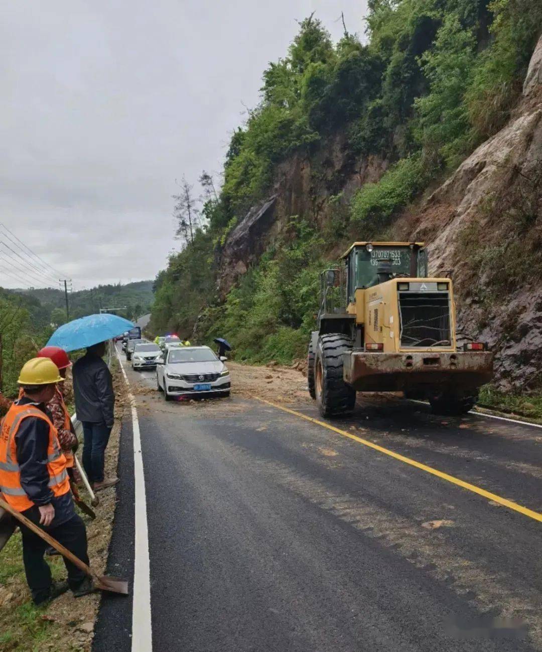兴国x908县道城岗至鼎龙观音庙路段发生山体滑坡交通部门紧急抢通