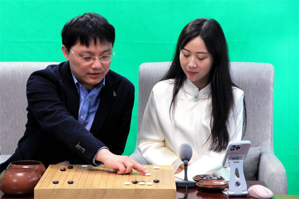 胡耀宇八段和王香如初段直播讲棋 上海棋院供图本次比赛由中国围棋