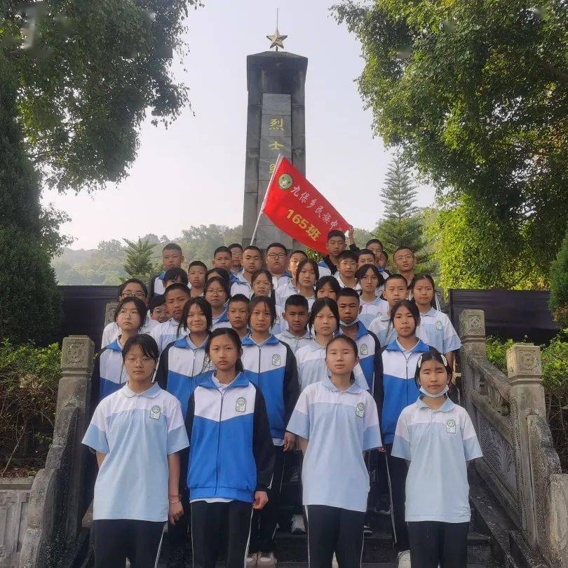 无烟过清明扫墓缅先烈鲜花寄哀思瑞丽市近日,瑞丽