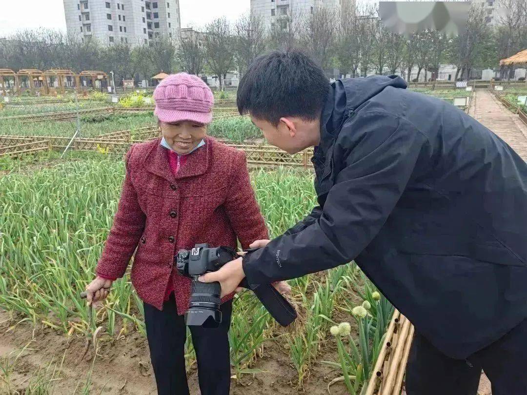 定格最美夕阳红八十多岁的王大爷感慨地说:"我们老两口已经很多年没有