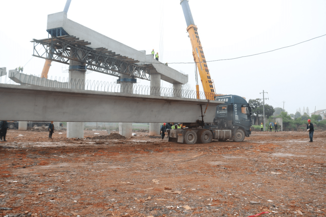 益常高速汉寿南3号特大桥首片箱梁架设完成_施工_高速公路网_建设