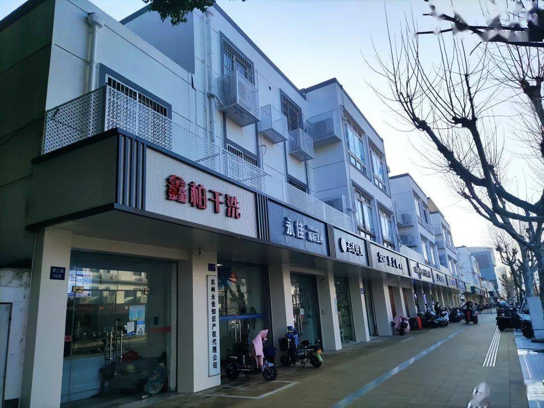 胥江路东起盘胥路,西至桐泾南路,沿街商铺业态众多.