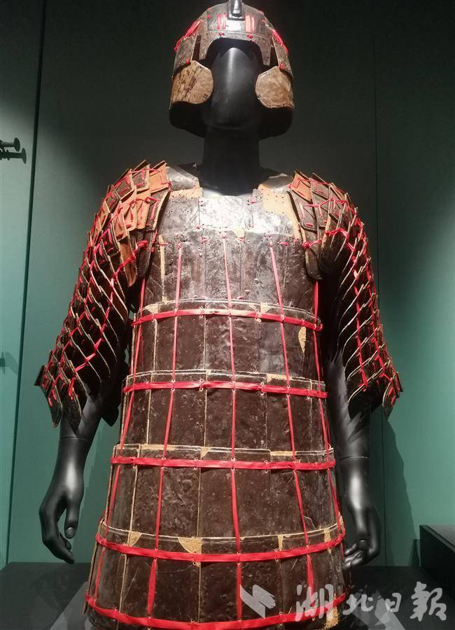 荆州文保修复专家发现楚甲小秘密_甲胄_张杨_皮革