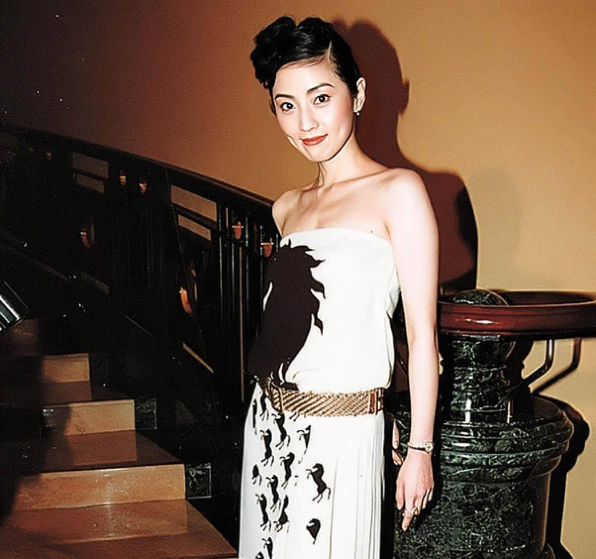 香港女星颜值抗打,开减肥公司身家3亿,为讨富商欢心给对方洗脚_张玉珊