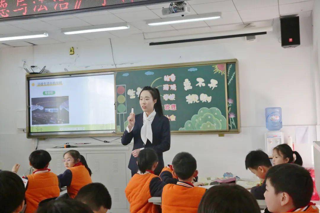 冯佳欣老师的课堂贴近学生的生活实际,通过创建不同的规则情境,帮助
