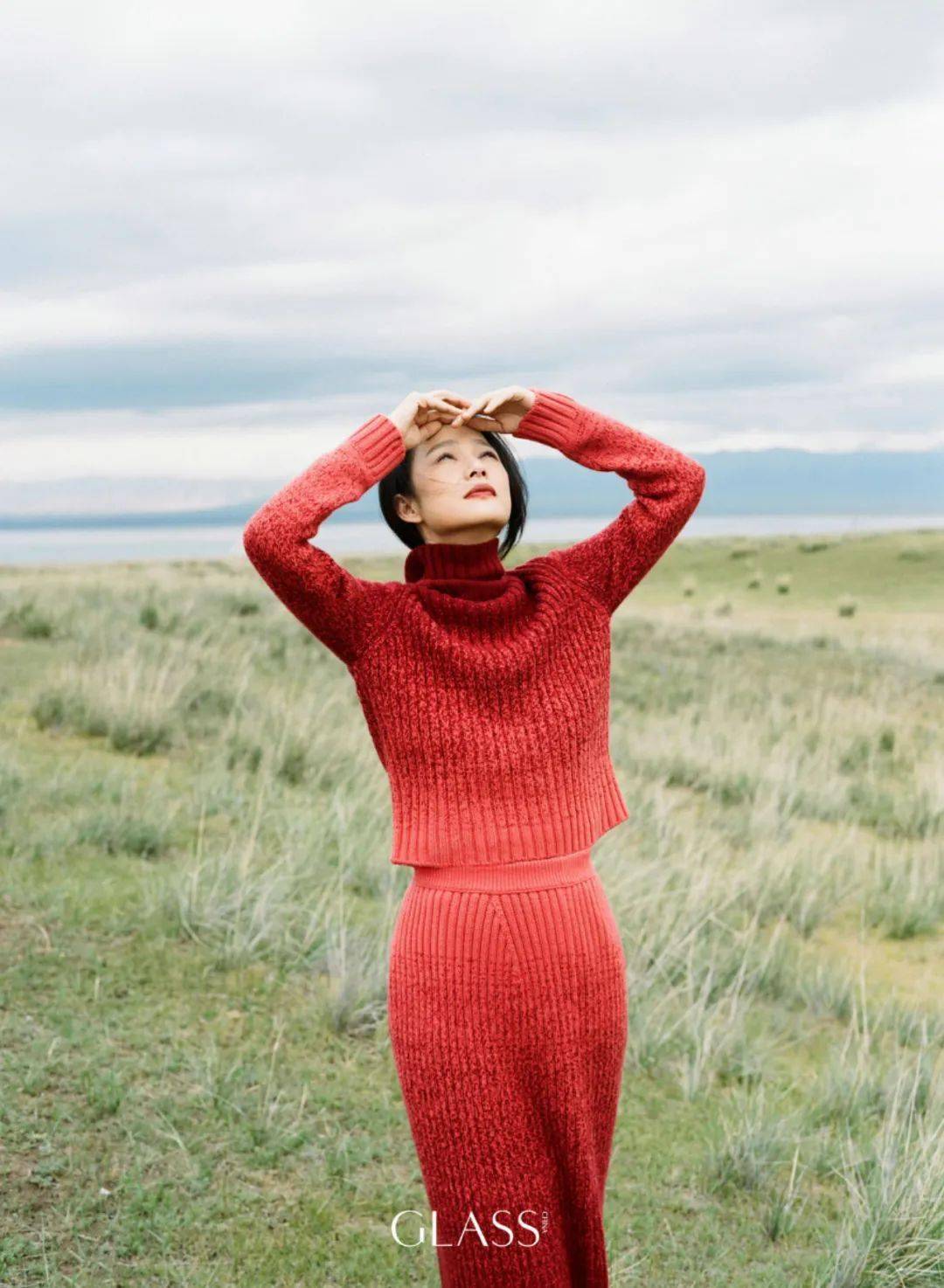 45岁周韵近照曝光:淡妆素衣,头簪鲜花,东方美学有多绝?