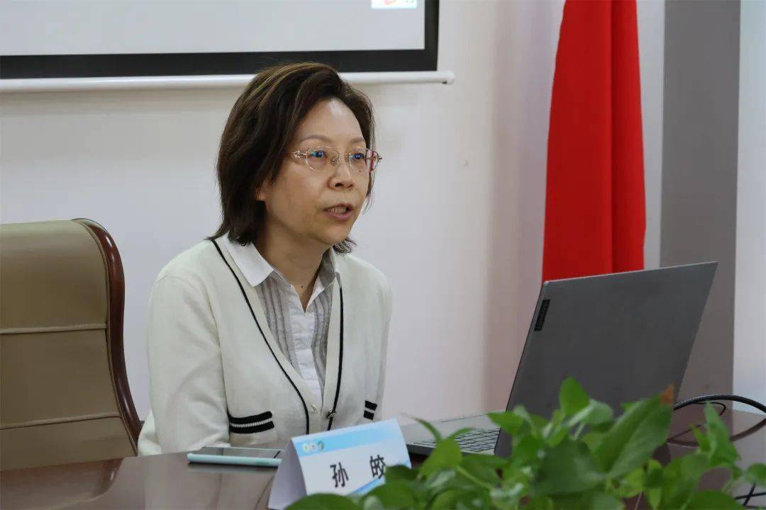 活动主持张雪梅主任委员上海市药学会老年药学专委会专家致辞芬芳四月