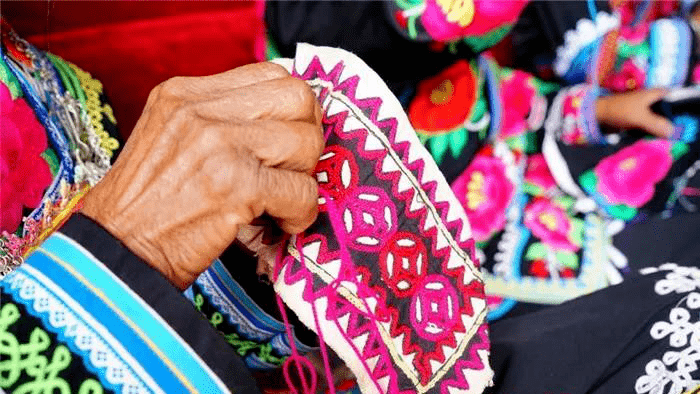 做工精美的帽子,飘带……在云南省楚雄彝族自治州永仁县的彝绣一条街