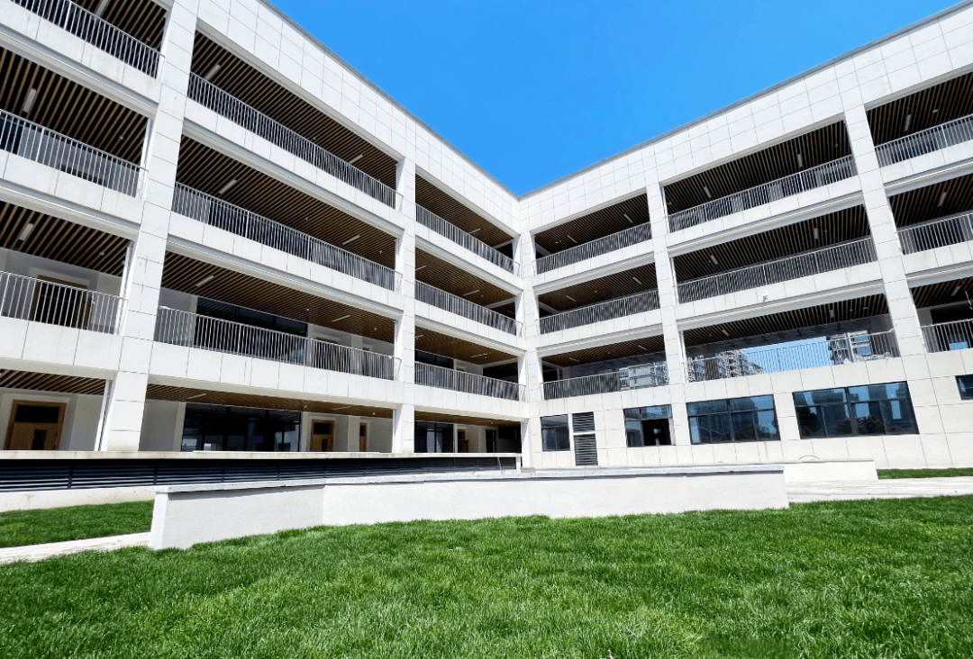 临平第五中学启用后能有效缓解附近孩子入学问题.