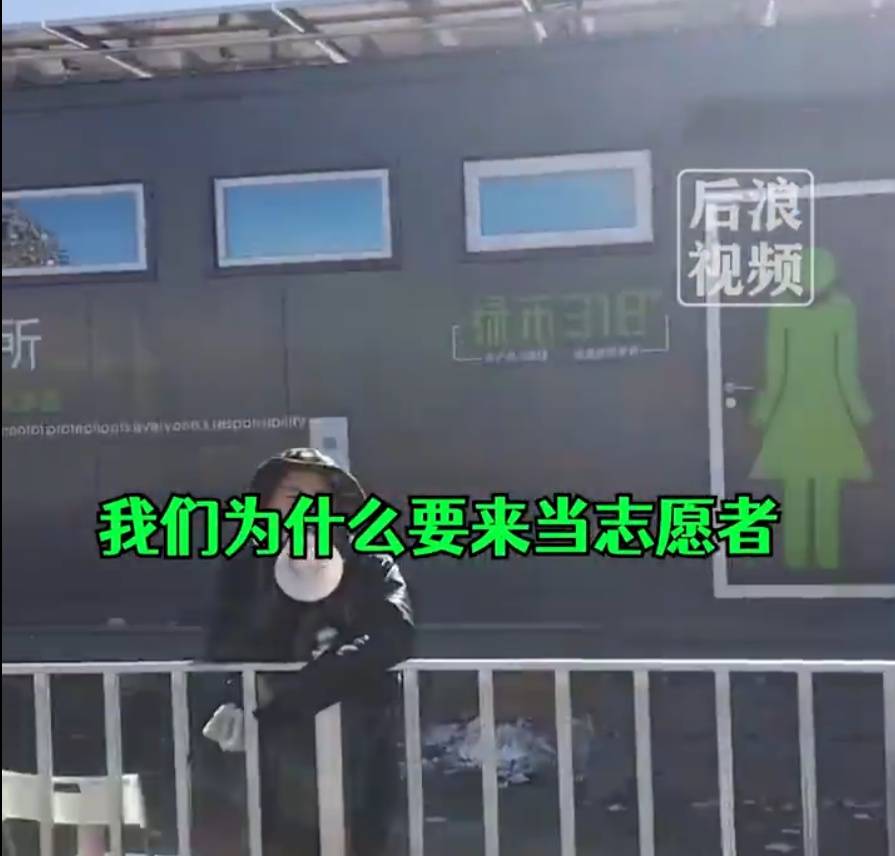 游客称甘孜一公厕需拿空水瓶才能进，志愿者：山上有太多垃圾了，这样做是为了环保；当地：会进行核实