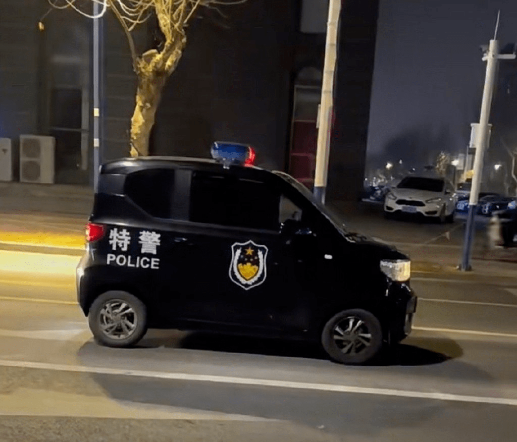 五菱宏光mini考上"公务员"!长最奶的脸,干最狠的活!