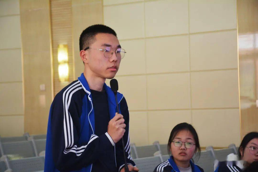 海泉学子交流在交流发言时,学生代表敞开心扉,就自己的专业取向,北大