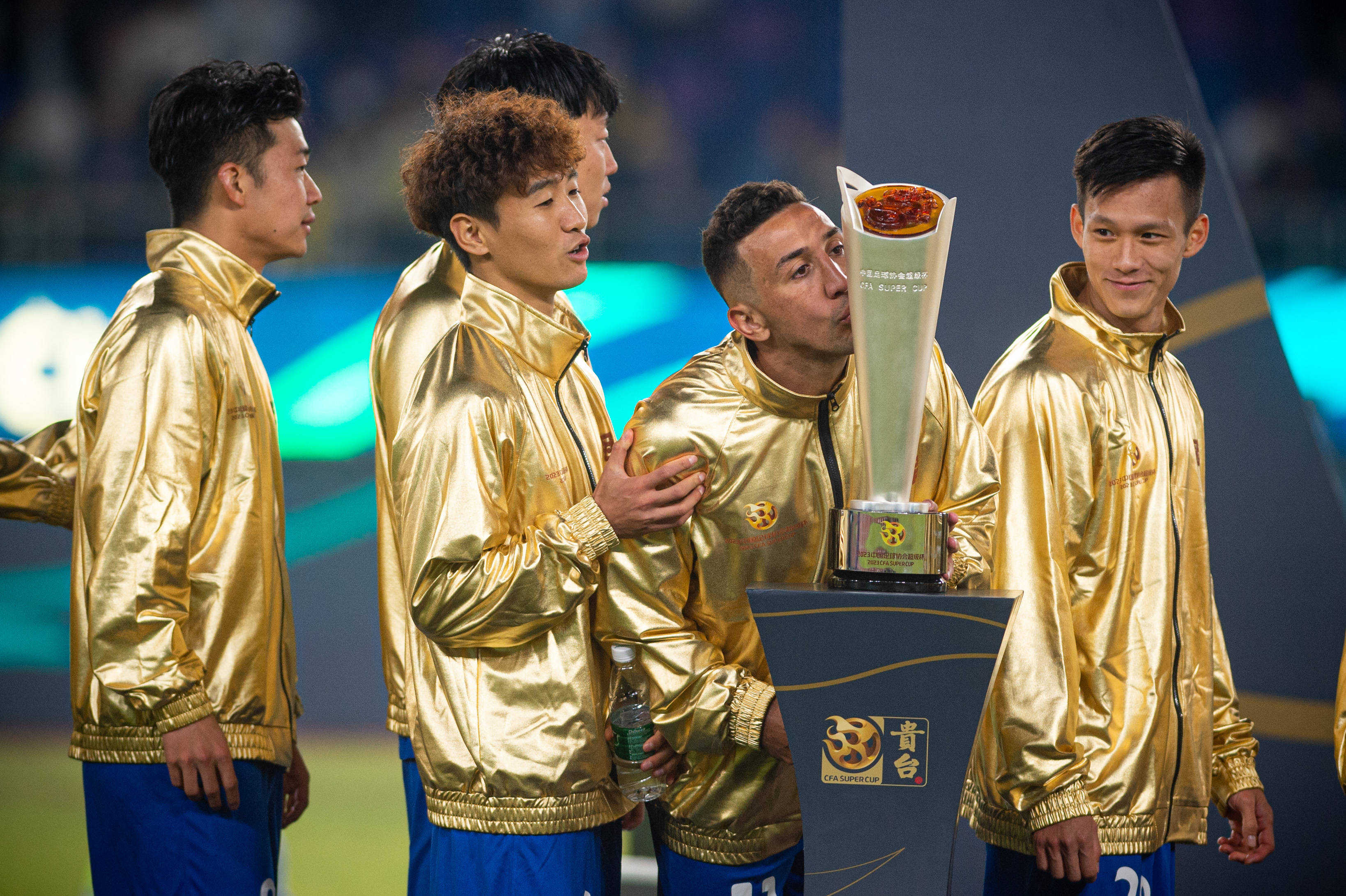 当日,在浙江杭州举行的2023中国足协超级杯比赛中,武汉三镇队以2比0