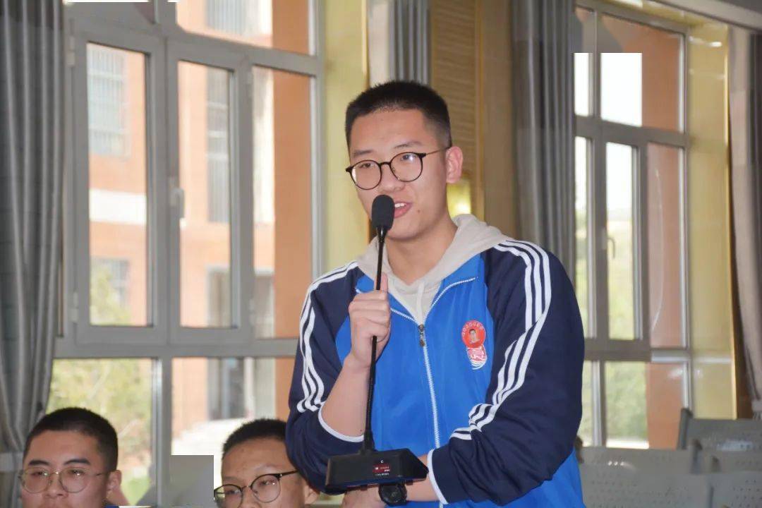 海泉学子交流在交流发言时,学生代表敞开心扉,就自己的专业取向,北大