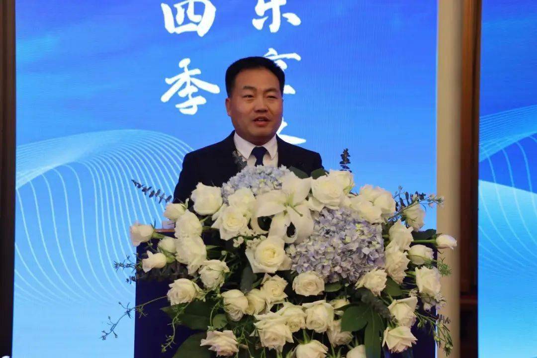 区委副书记张鹏主持仪式.