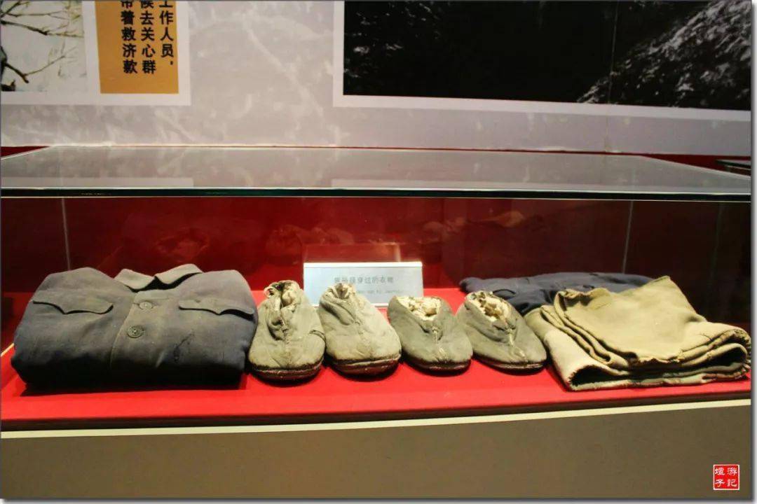 "这是对焦裕禄艰苦朴素,廉洁奉公,"任何时候都不搞特殊化"的诗意表达.