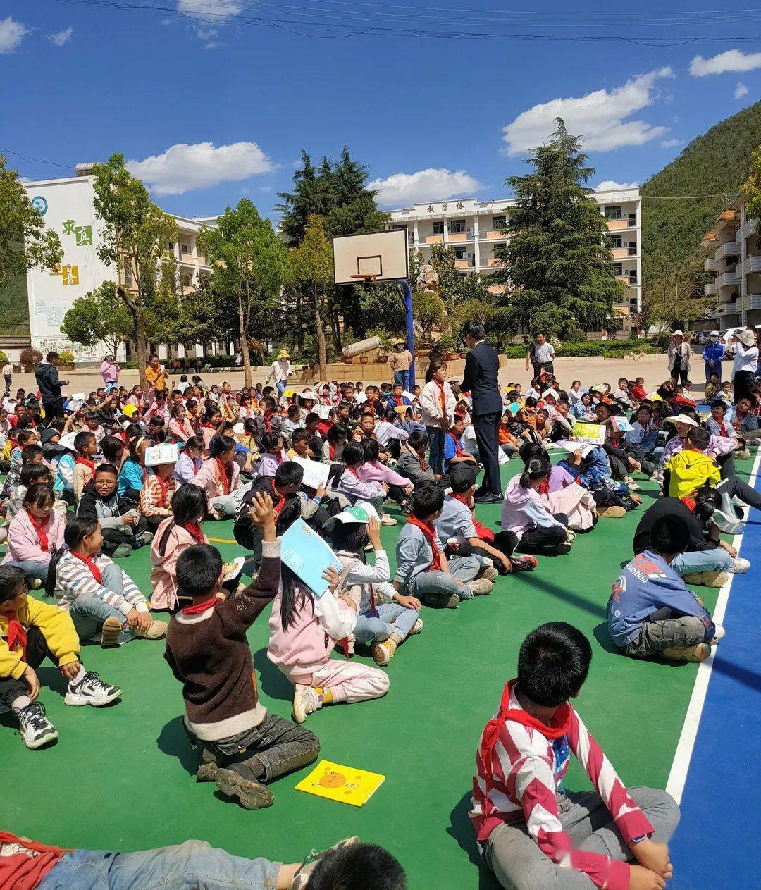 在西泽乡初级中学,西泽乡中心小学,西泽村完小,检察干警以"预防校园