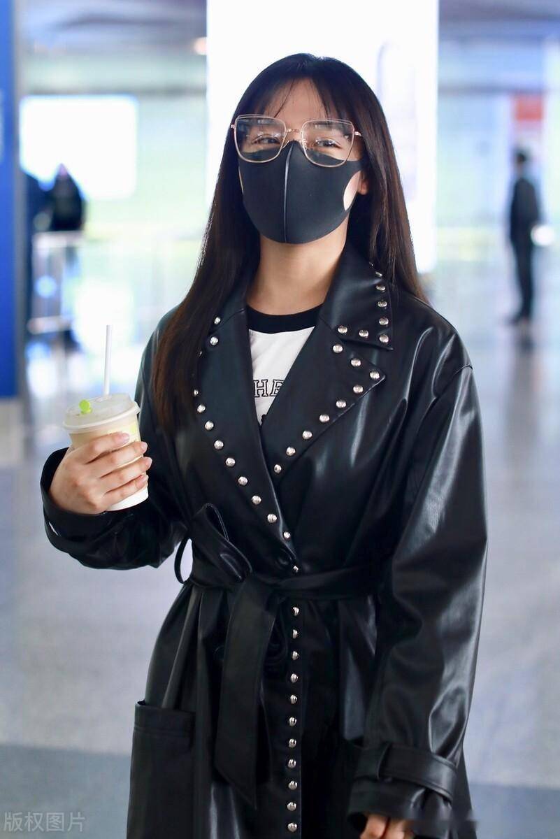 黄霄云现身北京机场,黑色皮大衣时尚个性