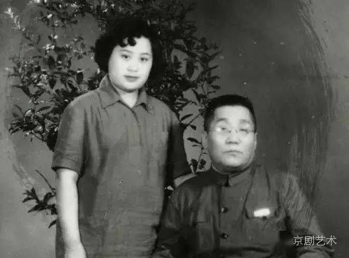 盖叫天,梅兰芳,周信芳左起:裘盛戎,谭富英,马连良李少春与女儿李洪玲