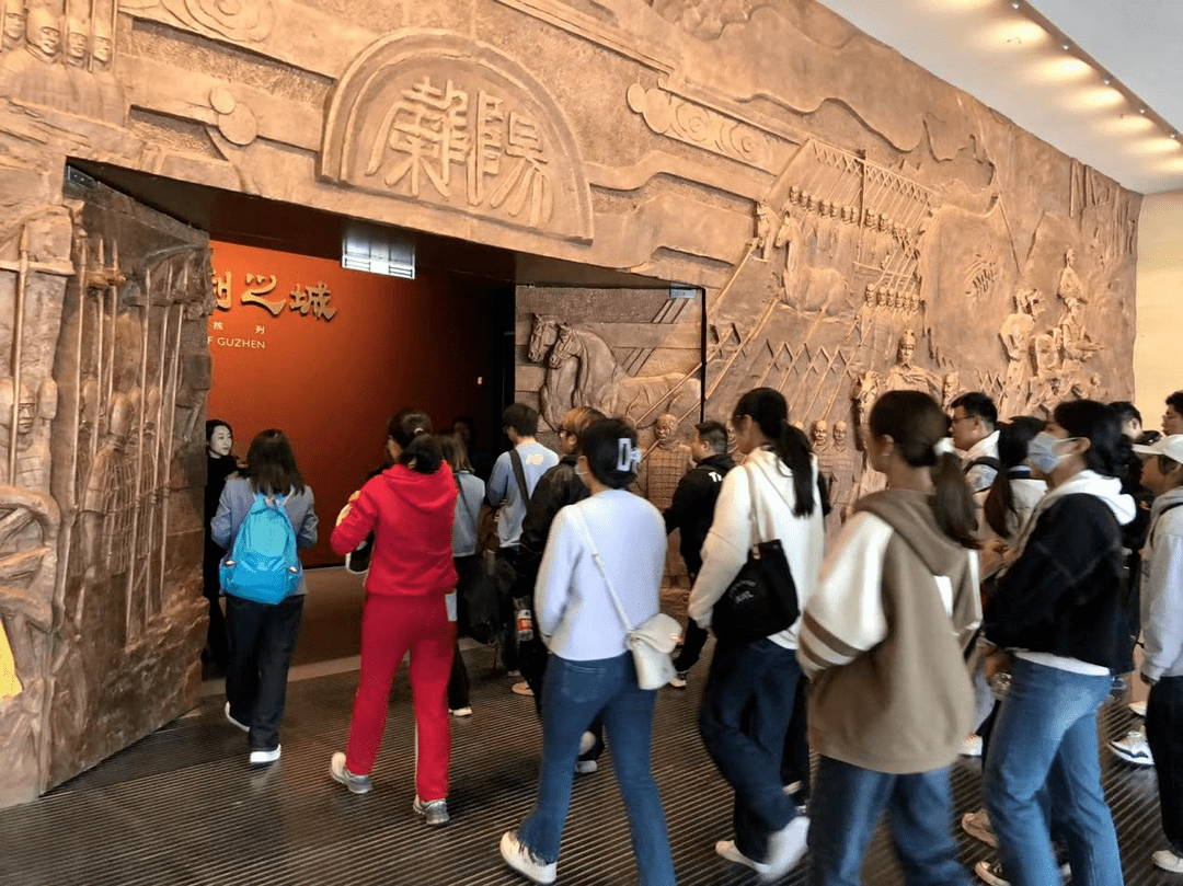 在博物馆多功能会议厅,师生们聆听了《固镇文旅资源概况》讲座,进一步