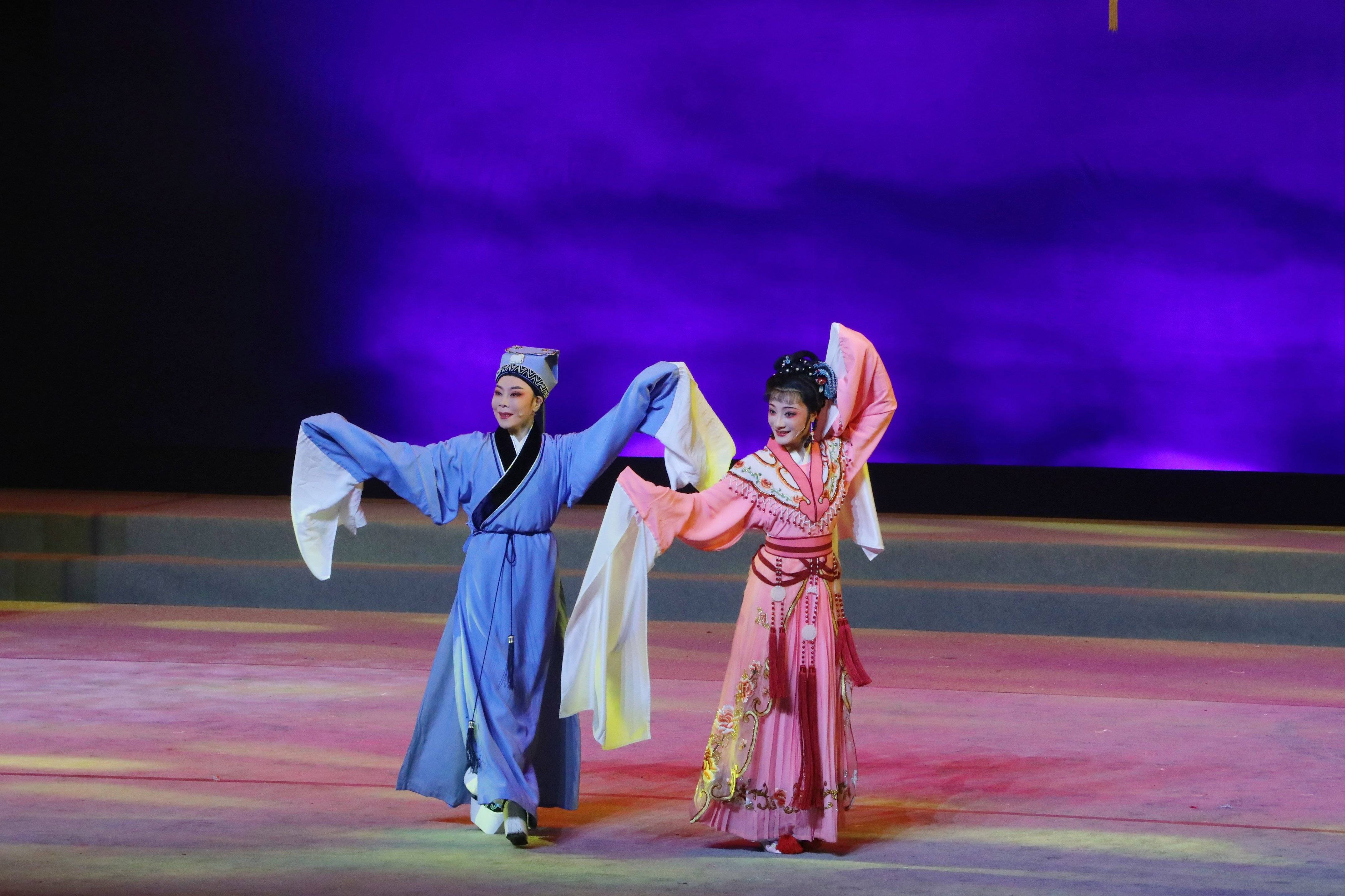 宁波《追鱼》献艺京城 "追鱼观众"三次谢幕难舍难分_演出_越剧_国家大