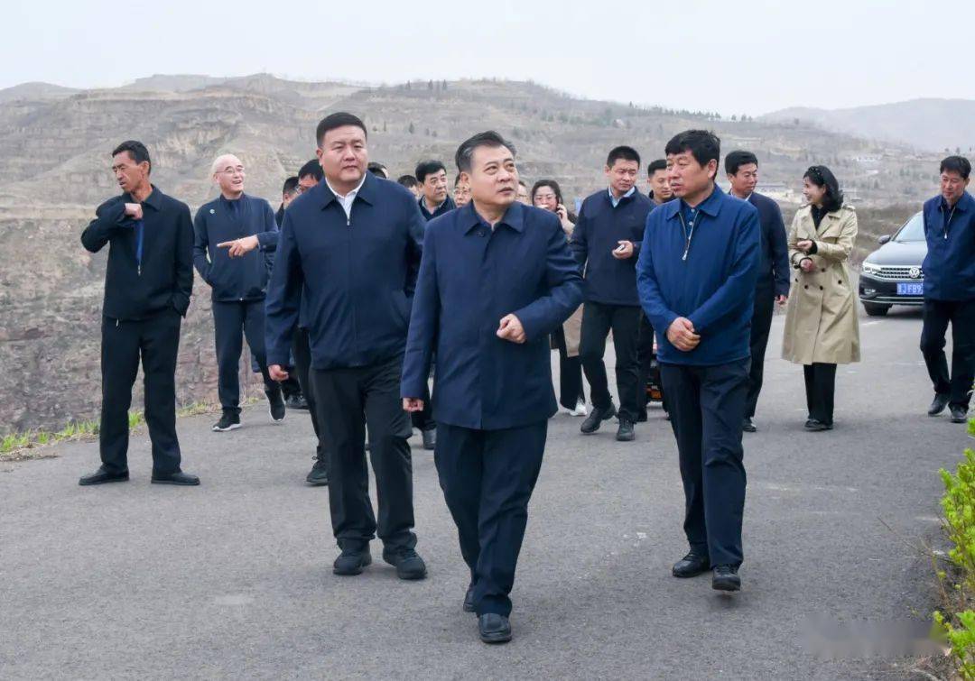 县人大常委会副主任曹明明,县政府副县长张勇飞及市县相关单位负责人