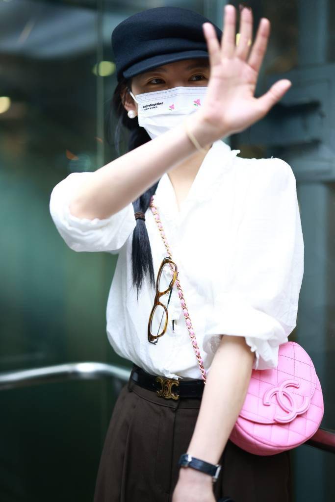 章若楠从北京飞抵上海虹桥机场 斜麻花辫造型文艺小清新_衬衫_贝雷帽