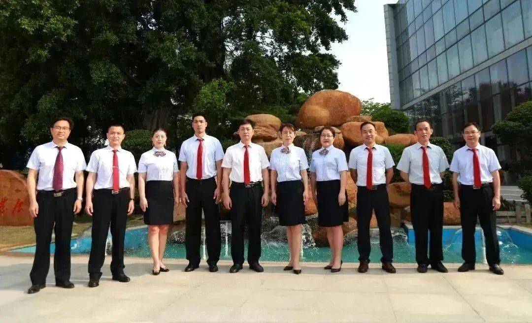 西乡中学拥有一支爱岗敬业,业务精湛,善励会导的教师队伍,现有教职工