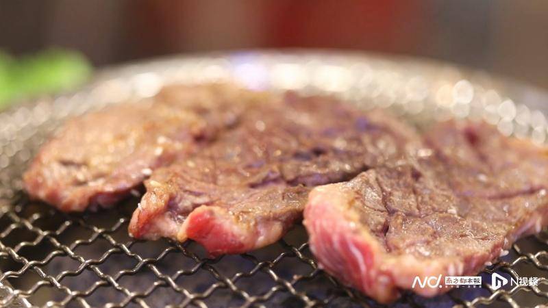 烤肉“小王子”：从“切”到“烤”，每一步要练上300小时