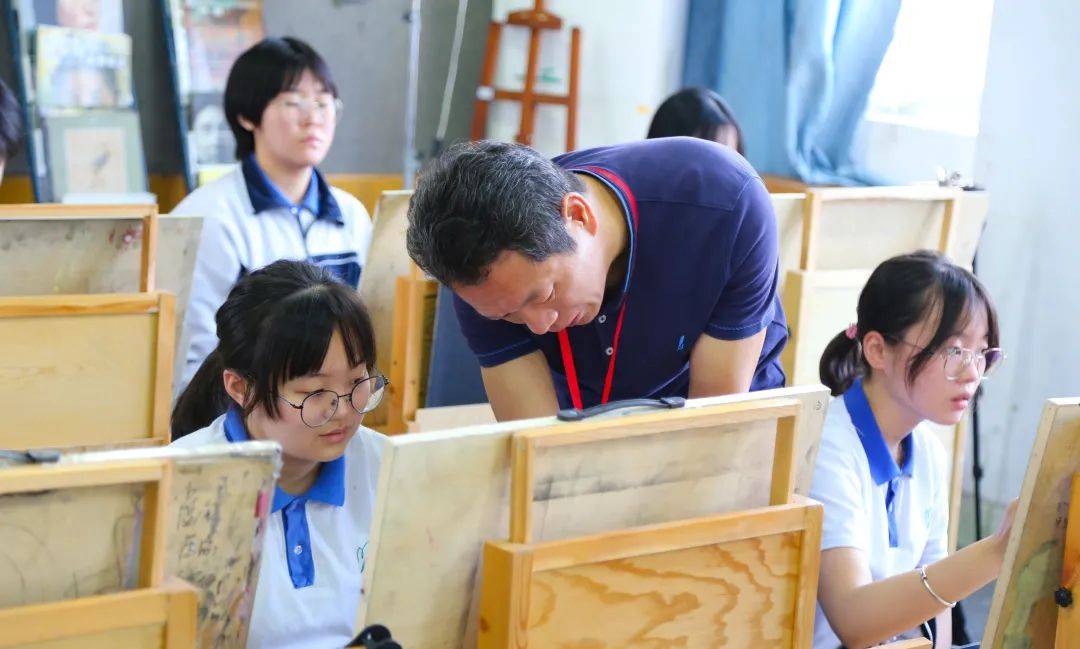 西乡中学拥有一支爱岗敬业,业务精湛,善励会导的教师队伍,现有教职工