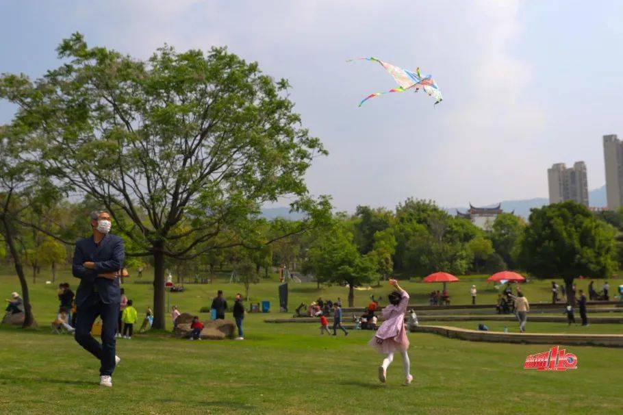 第一站,小新來到了位於牛崗山公園陽光草坪的露營地.