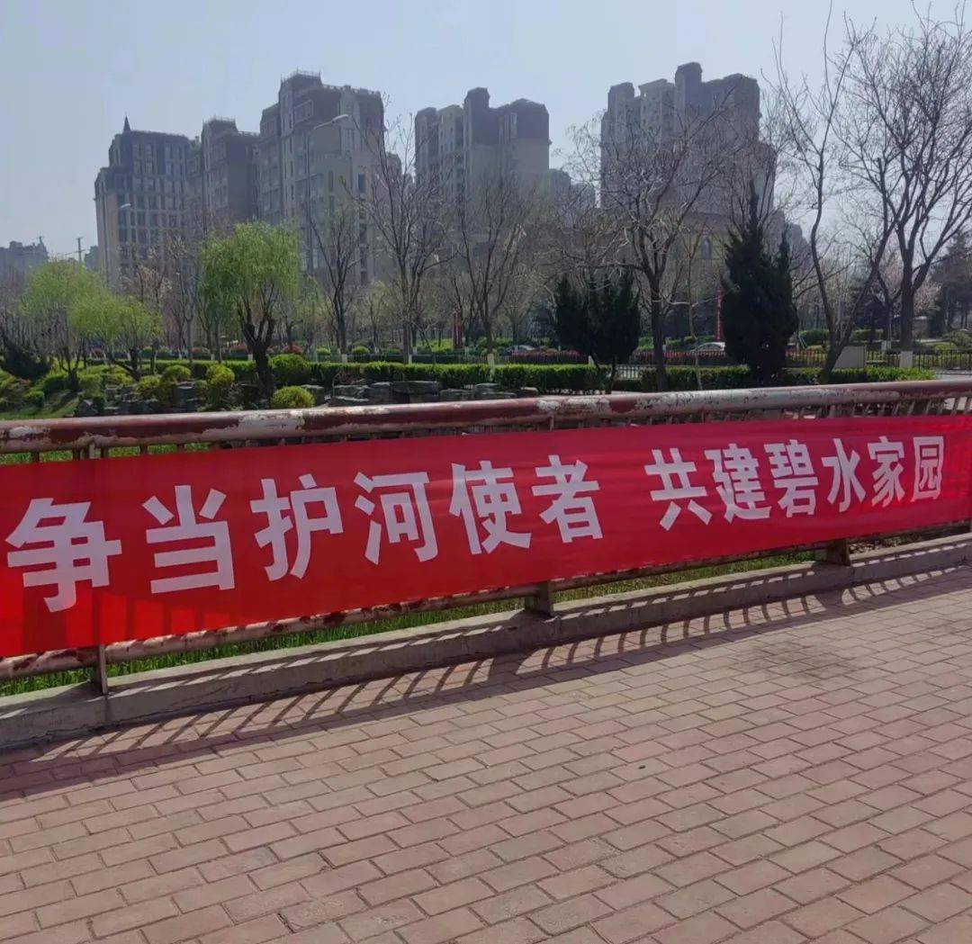 和志愿者在河道沿岸悬挂宣传横幅,发放宣传材料,讲解水源环境保护知识