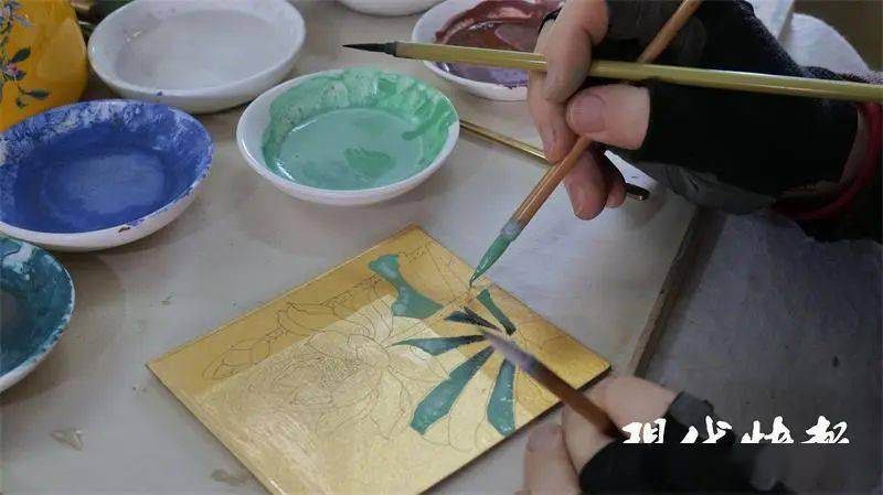 正常的绘画都是在宣纸,绢布上作画,但是你见过在黄金上作的画吗?