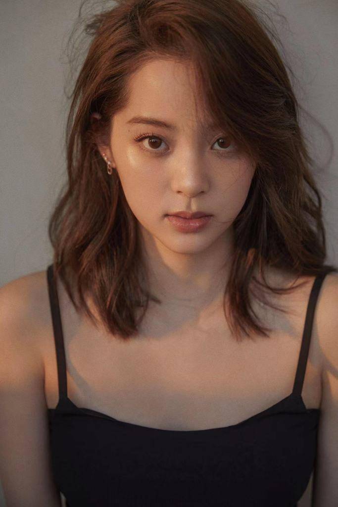 吊带背心成女明星穿搭利器 一秒get纯欲风_鞠婧祎_娜娜_虞书欣