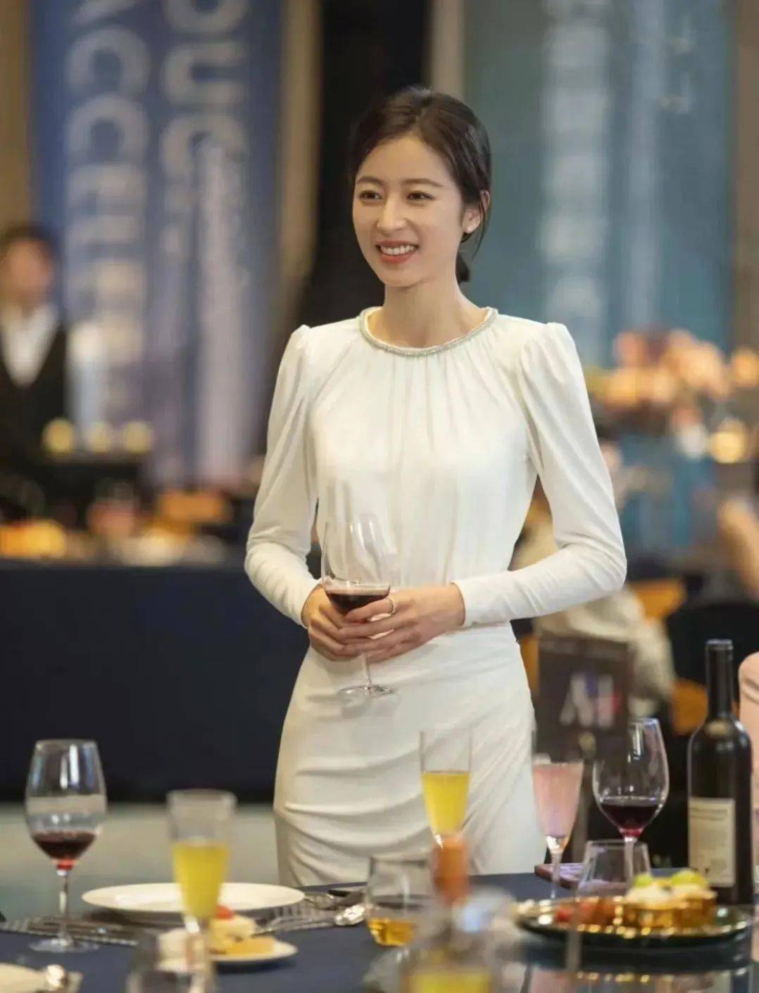 学周雨彤新剧穿搭,好看又减龄_衬衫_梁友安_职场