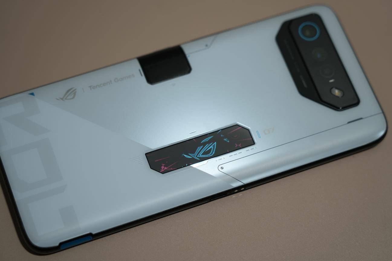 腾讯rog 游戏手机7 pro评测:骁龙8gen2顶级之作 专属"外挂"再升级
