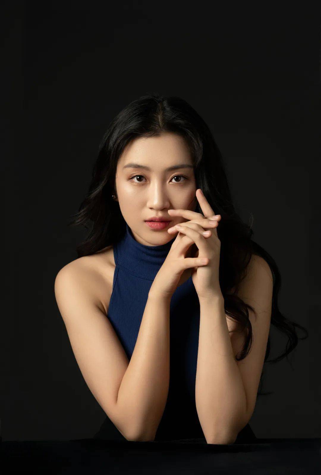 王子月青年钢琴家△▽上下滑动查看旅美青年钢琴家王子月宛如一颗璀璨