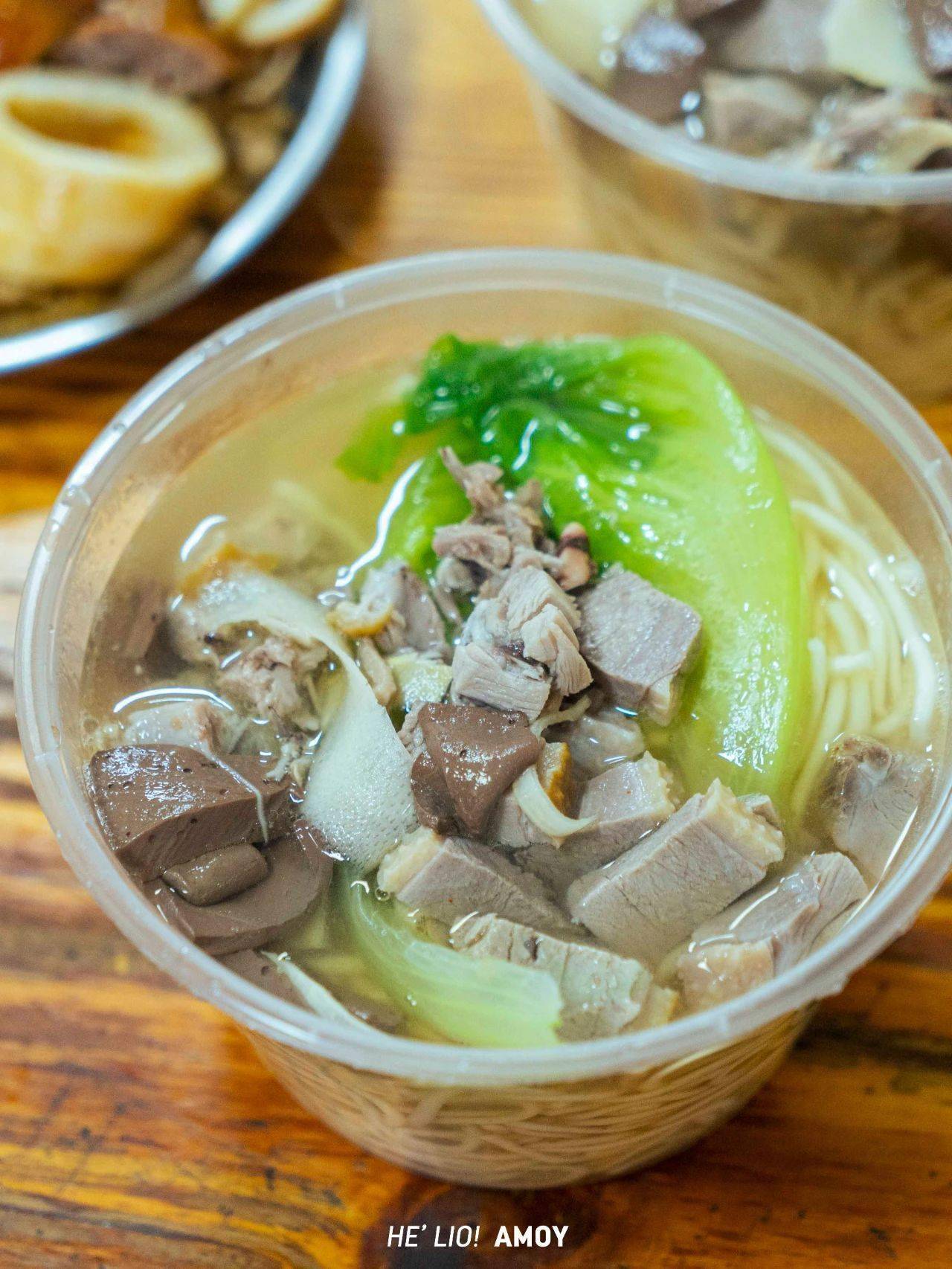 城中村里不起眼的"老破小",专卖一份鸭仔面,每天下午5点才开门,却收粉