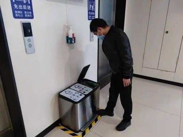 师生携手共同助力文明校园建设塘栖镇第三中学积极完善校园文化布置