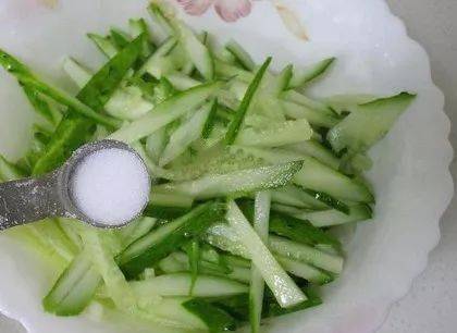 鸡胸肉不水煮,这样做无油无烟,低脂低热量,晚上敞开吃不长肉_黄瓜