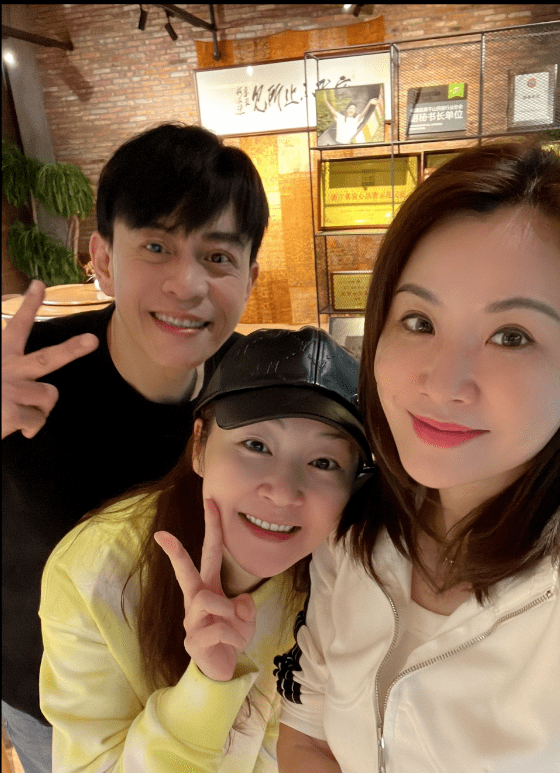 52岁万绮雯与《我和僵尸》两搭档聚会!大晒合照风采依然!