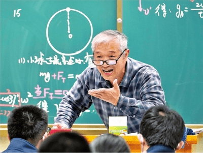 程启明,男,出生于1962年2月,湖北蕲春人,现于武汉市东湖中学担任物理