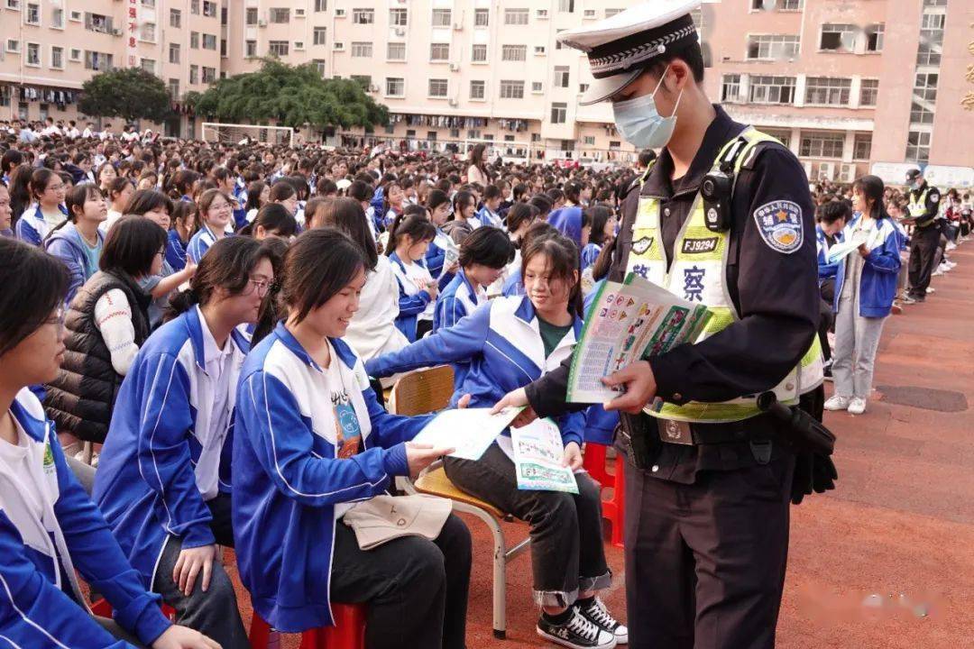桂平三中来警察了,什么情况?