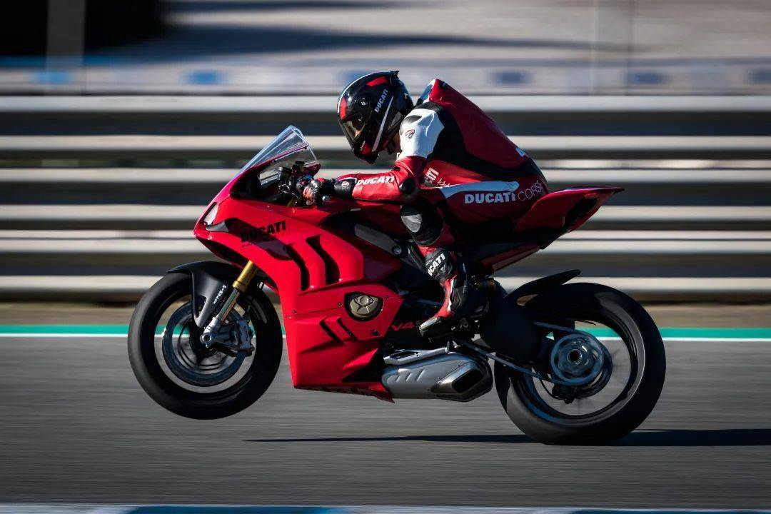 风驰电掣——ducati panigale v4s_搜狐汽车_搜狐网