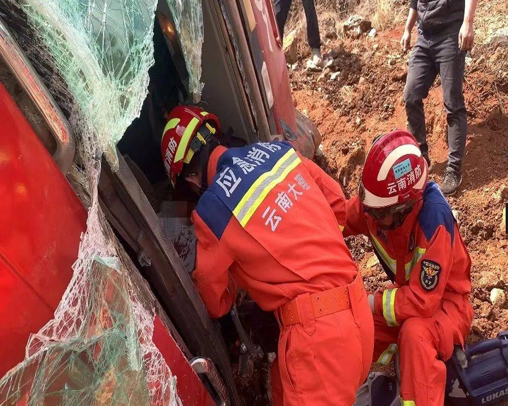 大货车侧翻,1人被困,鹤庆消防紧急救援_进行_人员_车辆