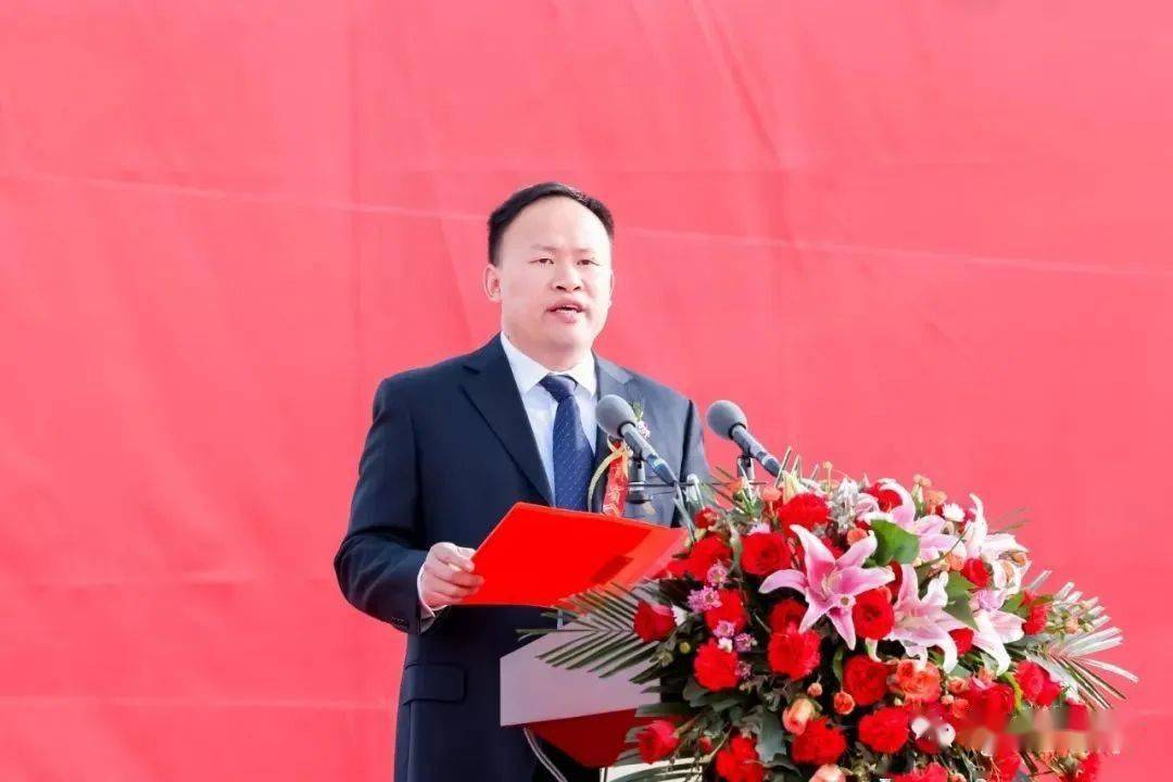 仪式由浮山县委副书记,县长王兴主持.