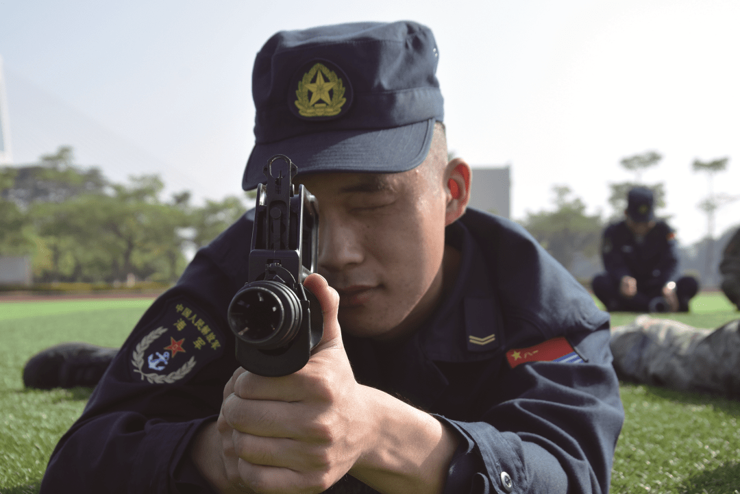 海军官兵共同参加升旗仪式(92376部队营区)汕头市濠江区东海港码头