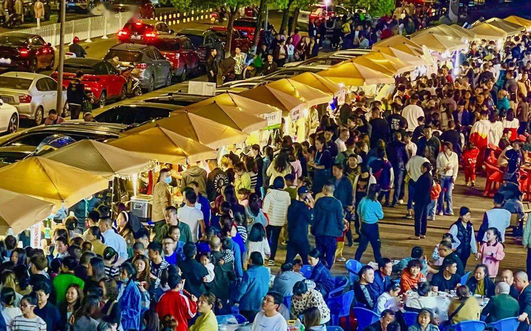 近日,傍晚时分,涪陵区马鞍街道万汇路夜市街区(师院美食街)人流熙攘