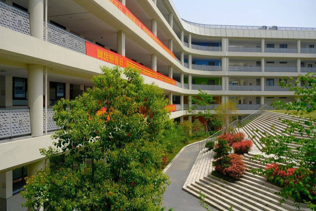 其实,民转公一年的之江实验中学,"吃在之江,住在之江"一直是学校的一