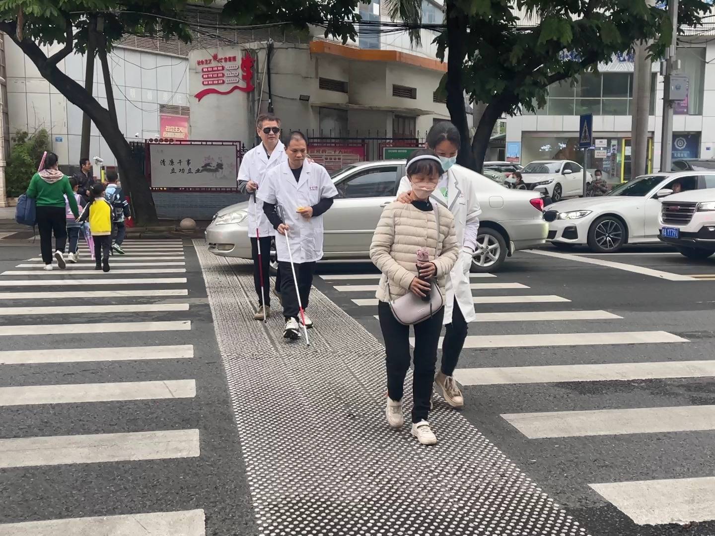 广西首条智能盲道斑马线 改善视障人士出行体验_指引_建设_环境